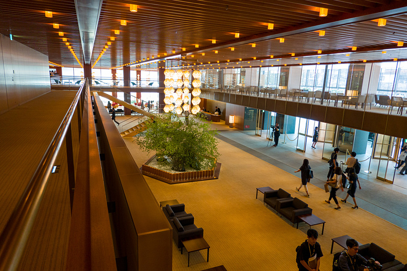 メザニンから見たロビー。右側に見えるスペースは「オークラサロン」