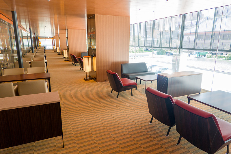 車寄せと水盤に面した「オークラサロン」