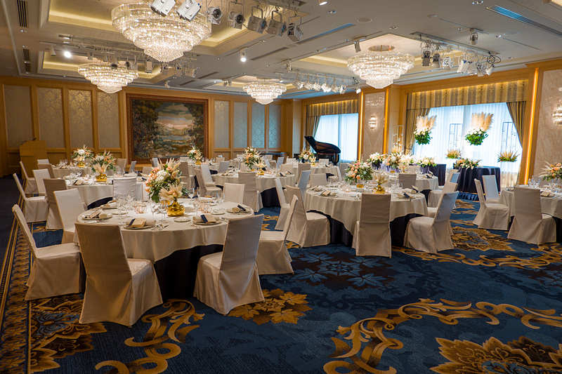 宴会場「メイプル」。ウェディングをイメージした装飾になっていたが、とにかく絢爛