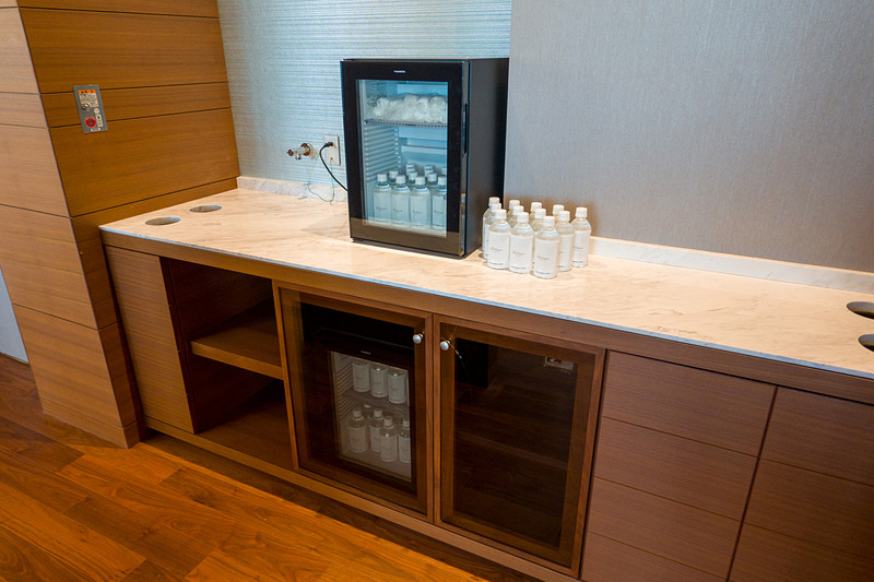 水やおしぼりのコーナーも