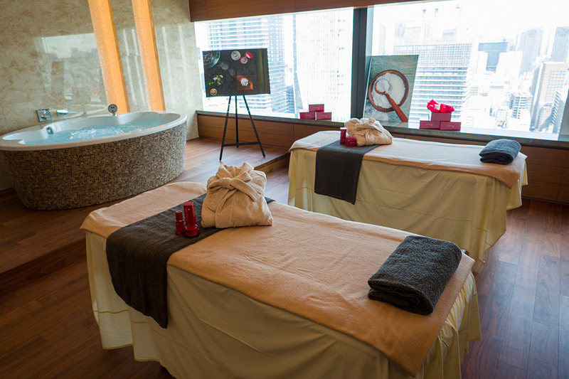 ジムの奥から1階降りるとスパフロア。27階で汗を流して、26階で施術を受けるという流れ。完全個室で7室10ベッド