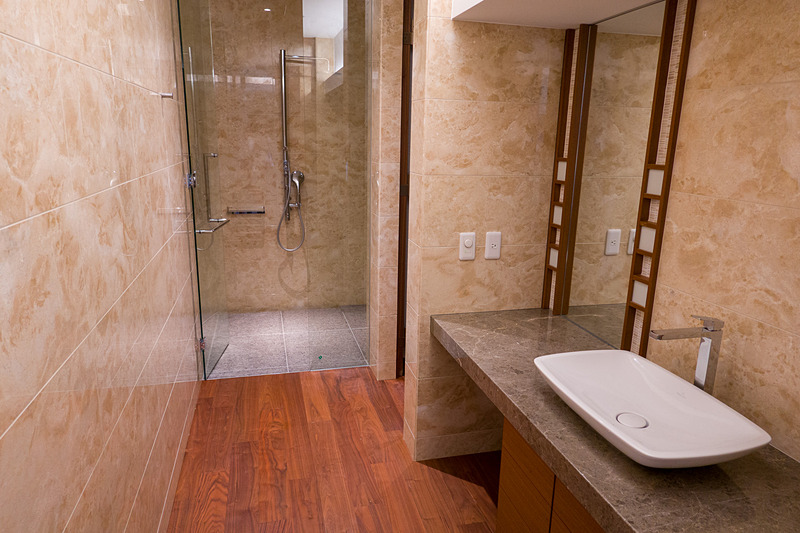 奥にはシャワーブース