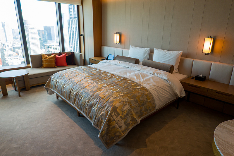 「プレステージルーム」。広さは47～48m<sup>2</sup>で、宿泊料金は7万円（1泊1室2名）。ヘリテージウイングの客室よりも「洋」を感じさせる内装