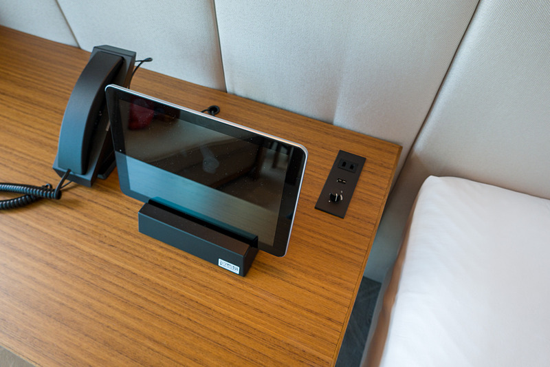 枕元にはタブレットと調光ダイヤル、ACコンセント、USB充電ポート