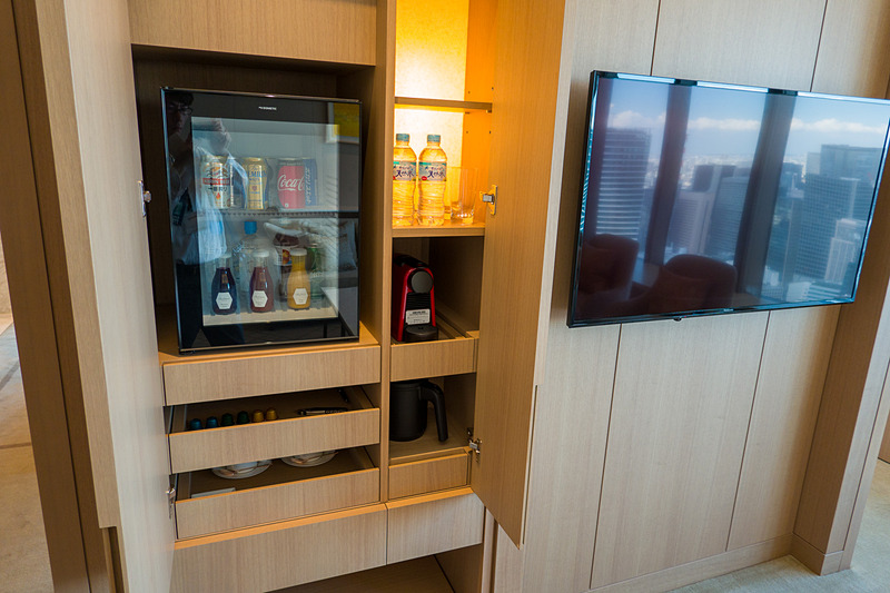 ミニバーと壁掛けテレビ
