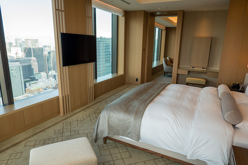 目が覚めると東京の町並みが見える、という寝室の配置