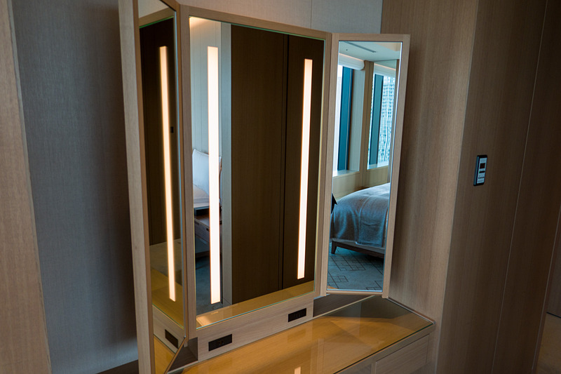 ベッドサイドに鏡台