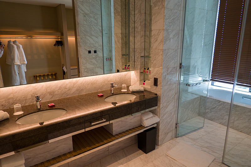 バスルーム。洗面台は2面