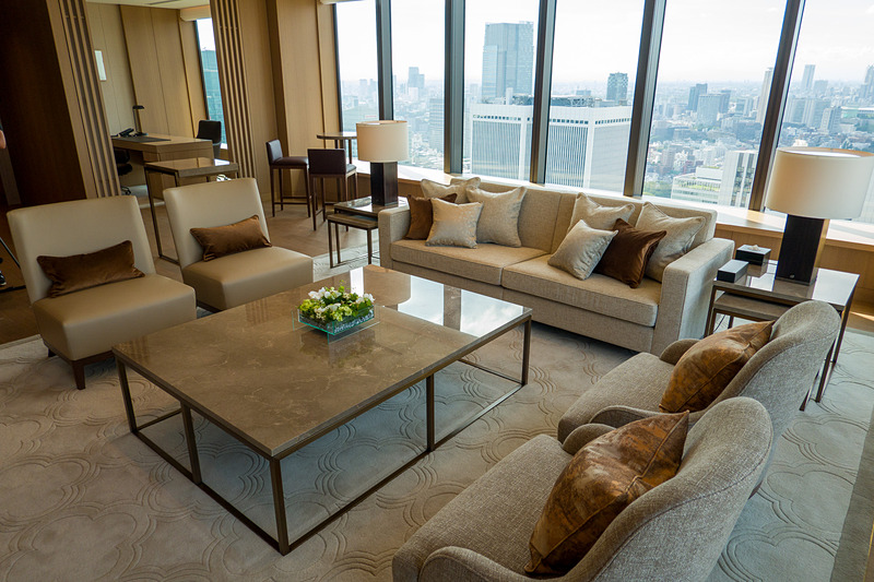 角に面して開放的な眺望のリビングスペース