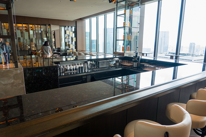 バーラウンジ「スターライト」。全89席、個室2