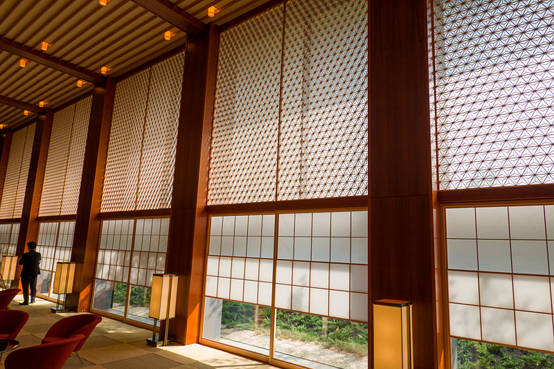 メザニンから見下ろしたオークラロビー奥のスペース。見覚えのある人なら旧メインロビーを再現していることが分かるはず