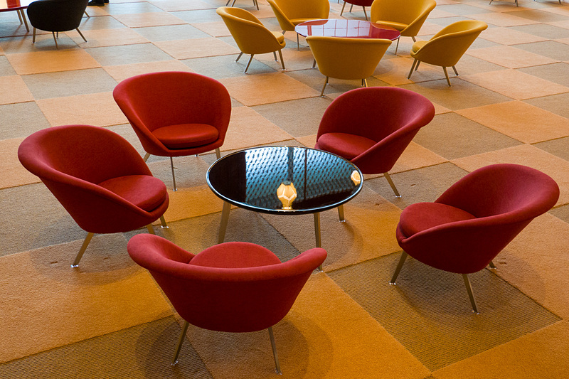 特徴的なランタンは外側のプレートを再利用してLED化。梅の花芯と花弁に見立てたテーブルも