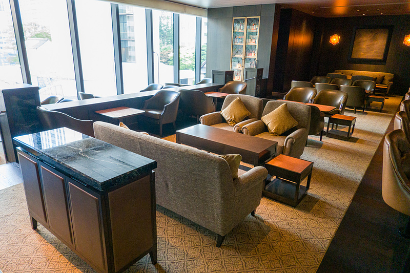 「オーキッドバー」。全79席、全面禁煙