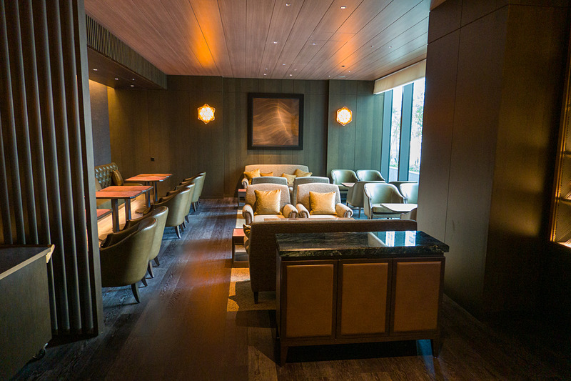 「オーキッドバー」。全79席、全面禁煙