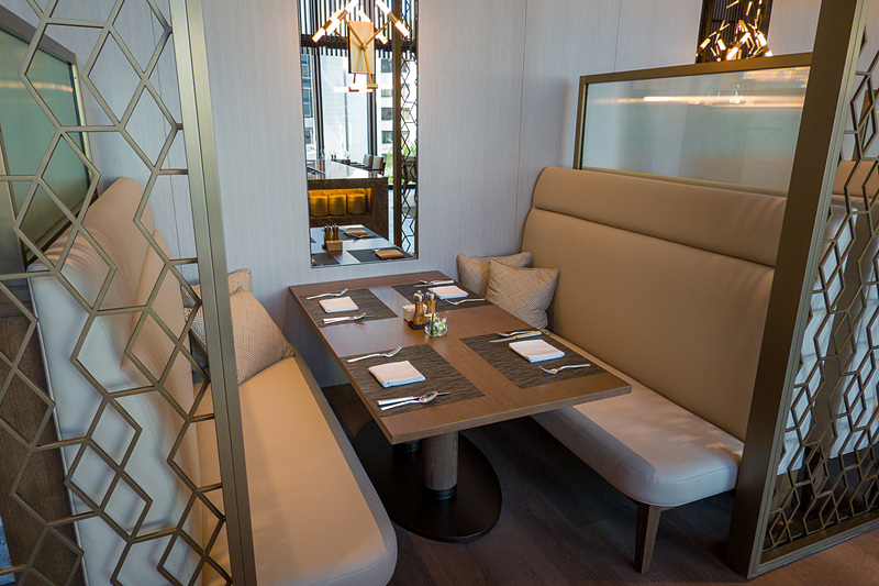 キッチンは客席から見えるライブ感のある仕様