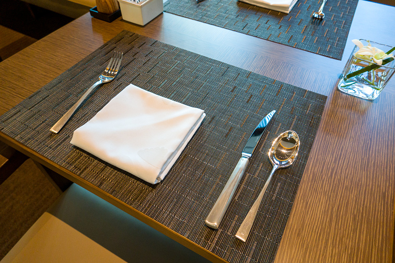 キッチンは客席から見えるライブ感のある仕様