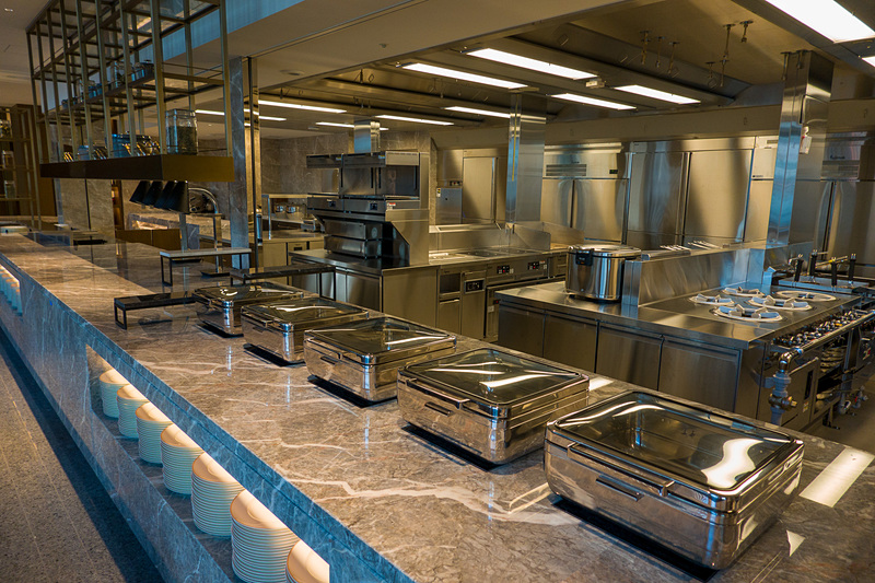 キッチンは客席から見えるライブ感のある仕様