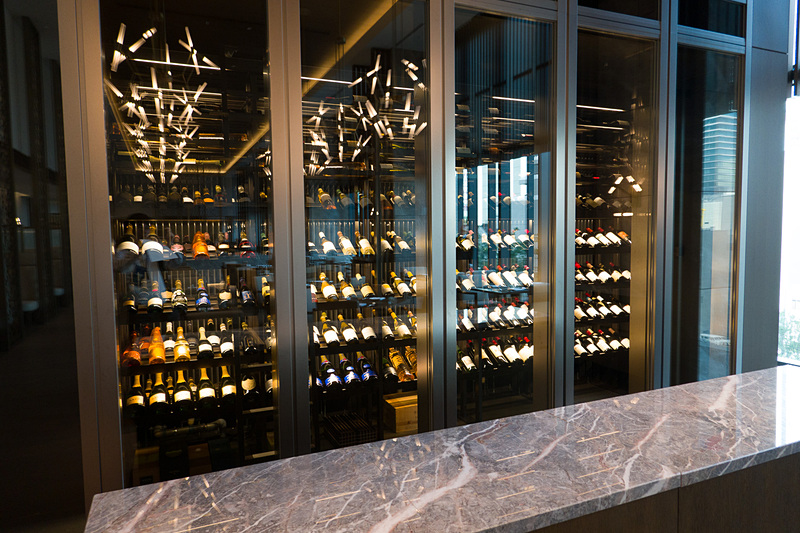 客席の奥には大きなワインセラーが