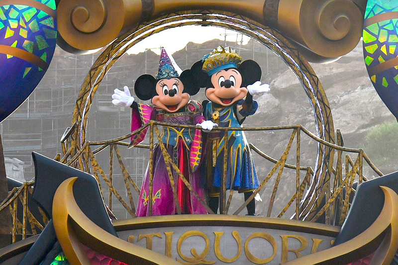 東京ディズニーシーでは、新たなショー「フェスティバル・オブ・ミスティーク」を開催中