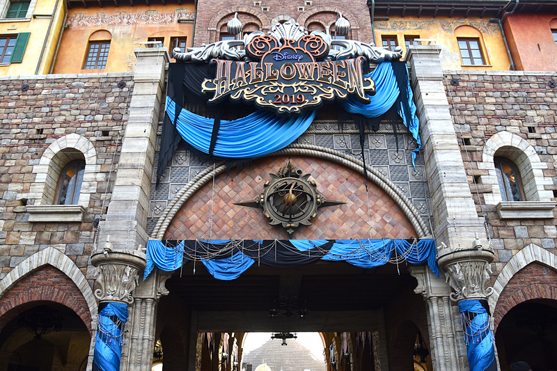 ミラコスタ通り入口のスペシャルイベントのロゴーとデコレーション。2019年はアシンメトリーなデザイン