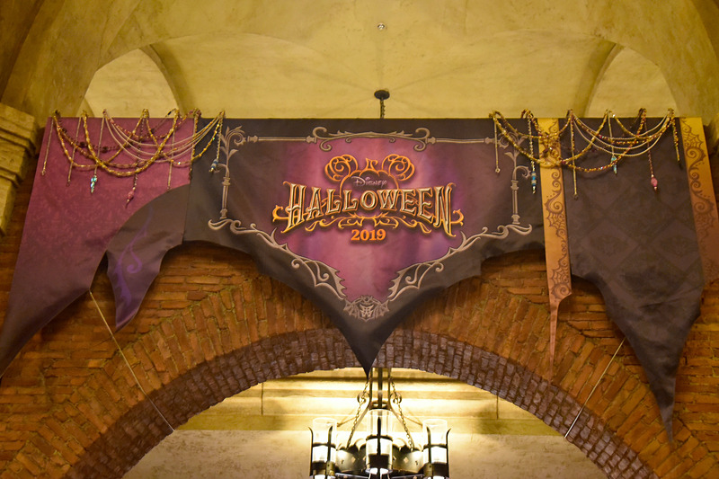 パープルとブラック、ゴールドを組み合わせたミラコスタ通り回廊部のバナー