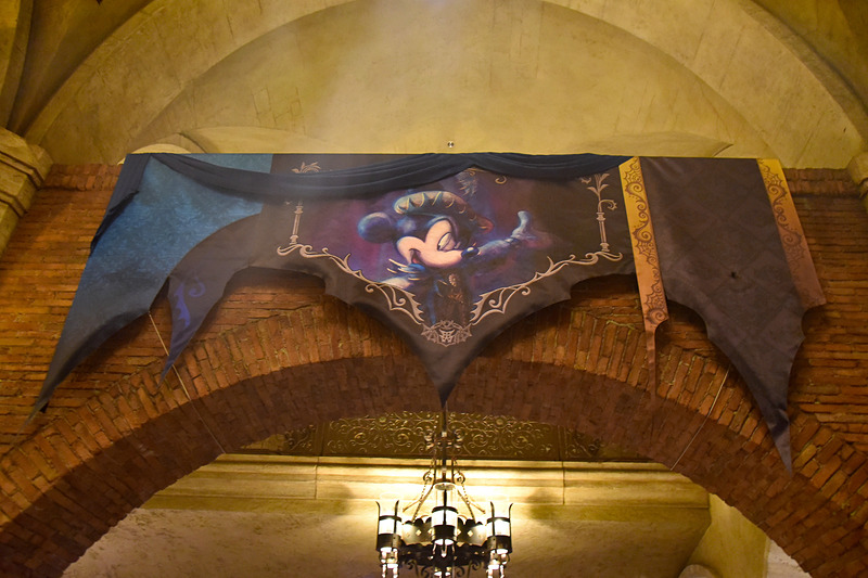 ミッキーマウスがゲストを迎えているような雰囲気