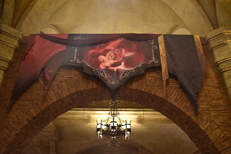 怪しげな眼差しのミニーマウスも