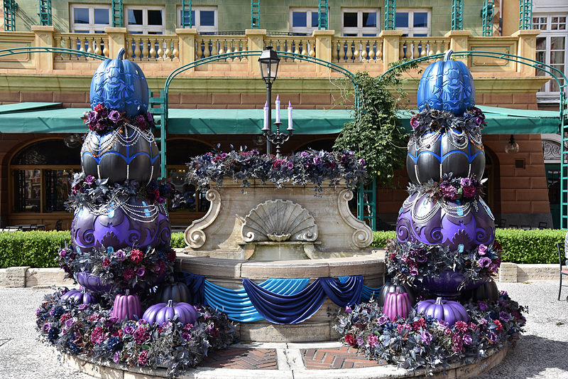 ピアッツァ・トポリーノのフォトスポット。妖艶なパンプキンが積み重なっている