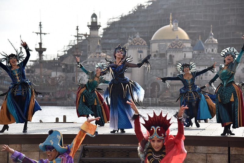 楽しげな歌があふれハロウィーンの祝祭ムードの港町。気がつくと謎めいた3人の美しい女性たちの姿が