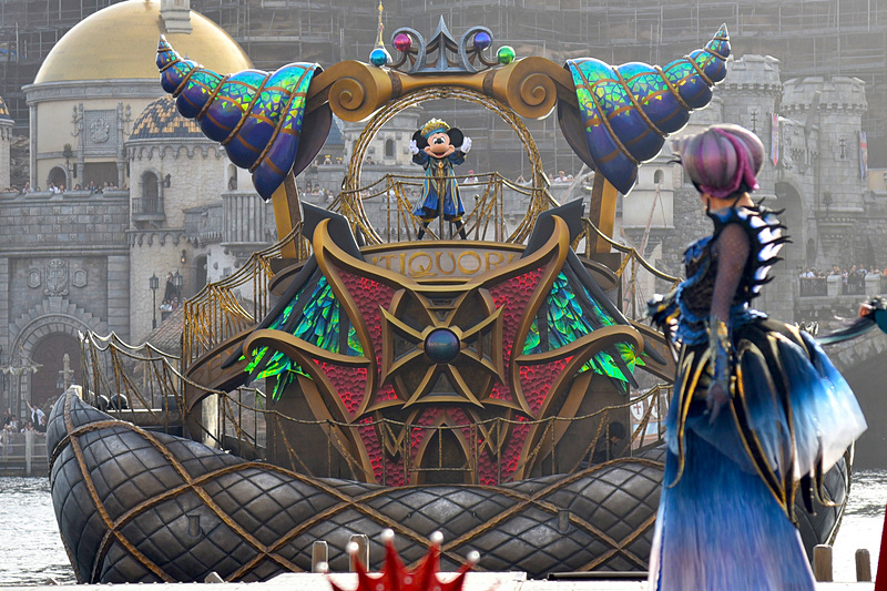 お祝いに参加するためミッキーマウスたちも船に乗って港にやってきた