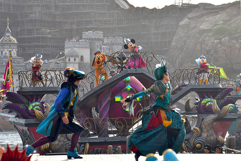 ミニーマウス、プルート、デイジーダック、クラリスもドレスアップして登場