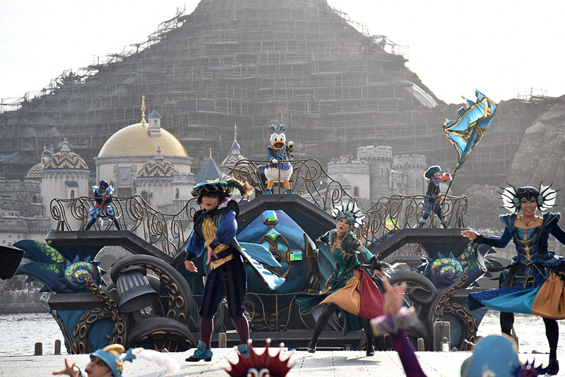 港町の人々同様に海の生き物をモチーフとした衣装姿のドナルドダック