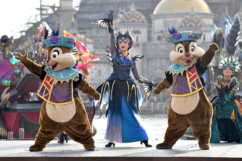 歌声に導かれるようにチップとデールたちが船から降りステージでハロウィンのダンスを披露