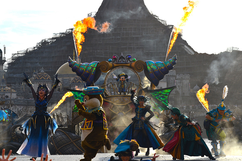 突如雷鳴とともに、水柱と炎が上がりさらに港が邪悪な雰囲気に