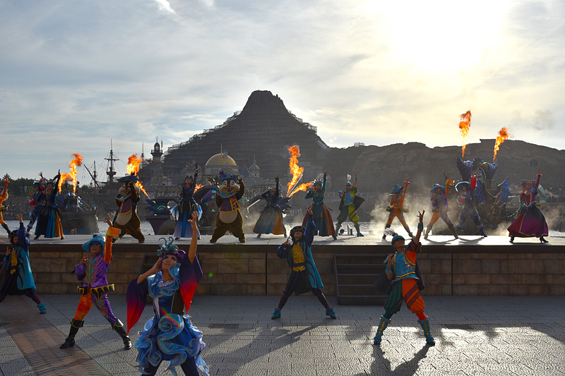 ディズニーの仲間たちも魔力で取り憑かれたように儀式を踊り続け、誰にも止められない状態