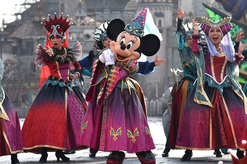 ダンスの力で港の人々が邪悪な力から解放され笑顔が戻っていく