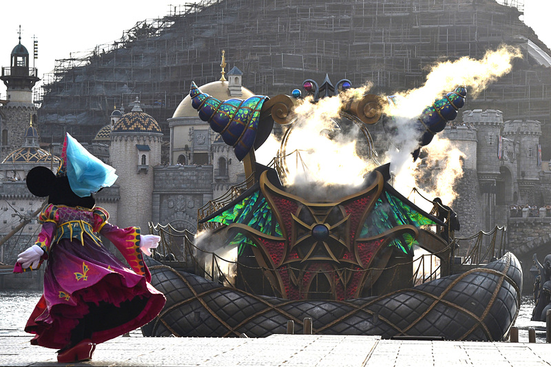 すると、ミッキーマウスの周囲が煙に包まれ