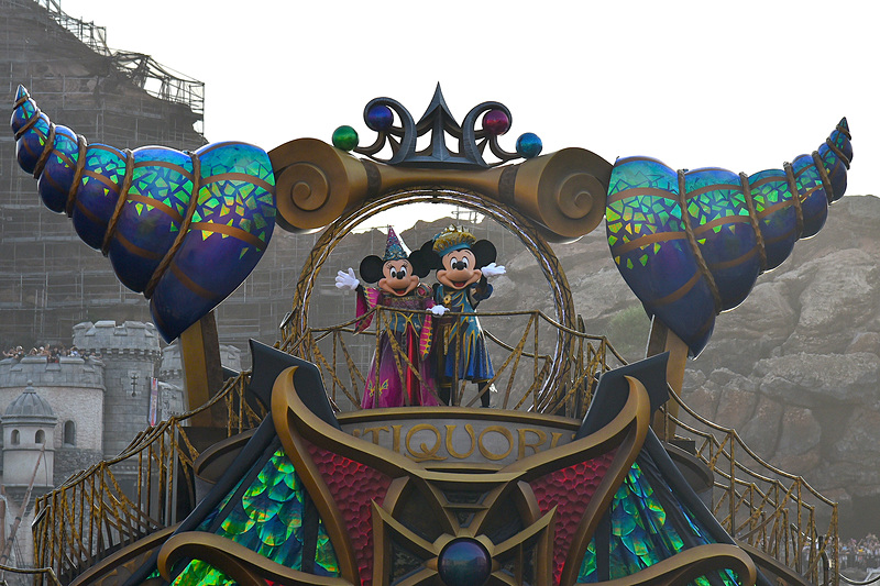 平和に戻り祝祭感あふれるポルト・パラディーゾの人々に向けてミッキーマウスたちがあいさつ