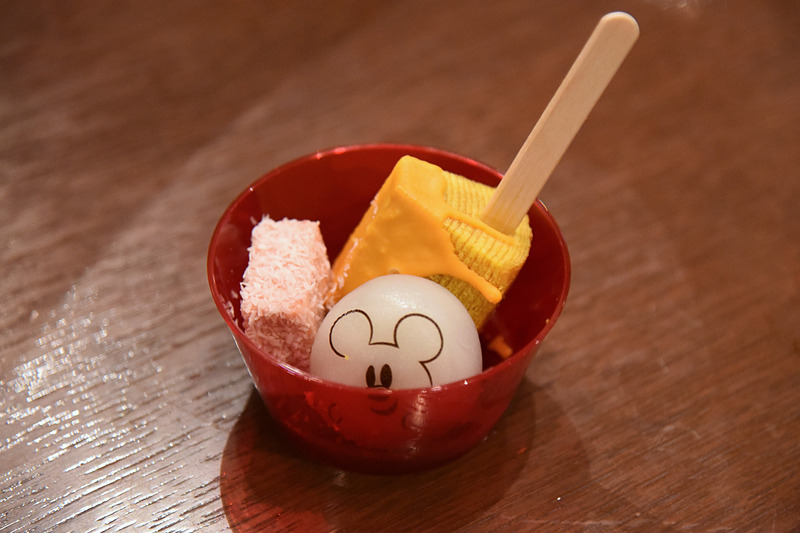 ゴーストのお餅が覗いている。「アソーテッド・スウィーツ（バウムクーヘン、ストロベリーチーズケーキ、紫イモクリームもち）」