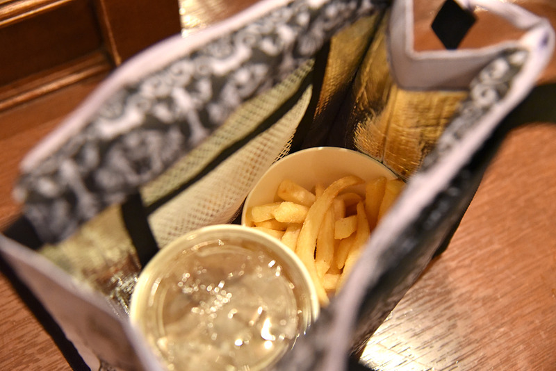 マチ幅があるため大きく広げられ、ドリンクなどが入れやすかった