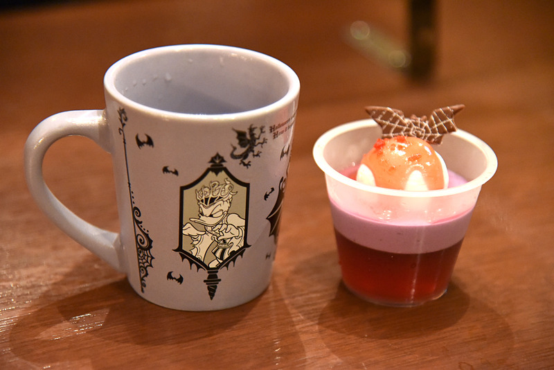 ムースとゼリーで二層仕立て。カラーリングがハロウィーンらしい