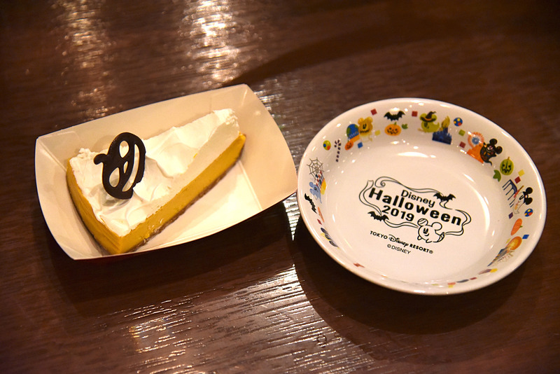 「パンプキンケーキ、スーベニアプレート付き」。陶器製のミニプレートが付属する