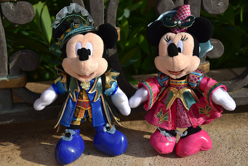 海の生き物たちをモチーフとした衣装が眩しい。「ぬいぐるみバッジ」