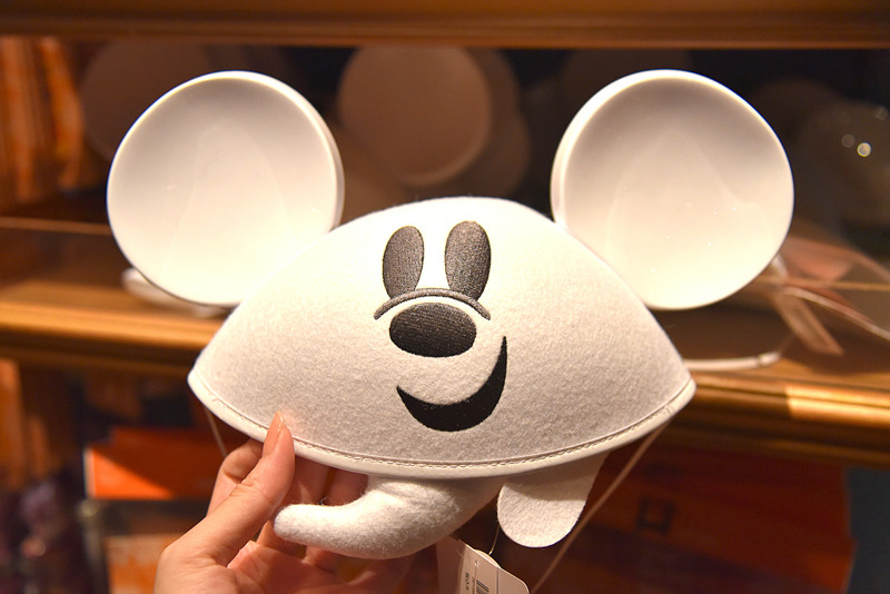 ちょこんと出た両手と尻尾がかわいい「ミッキーのイヤーハット」