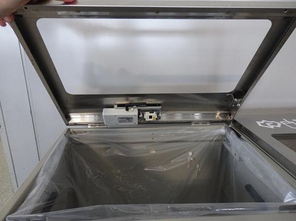 センサーが取り付けられたゴミ箱