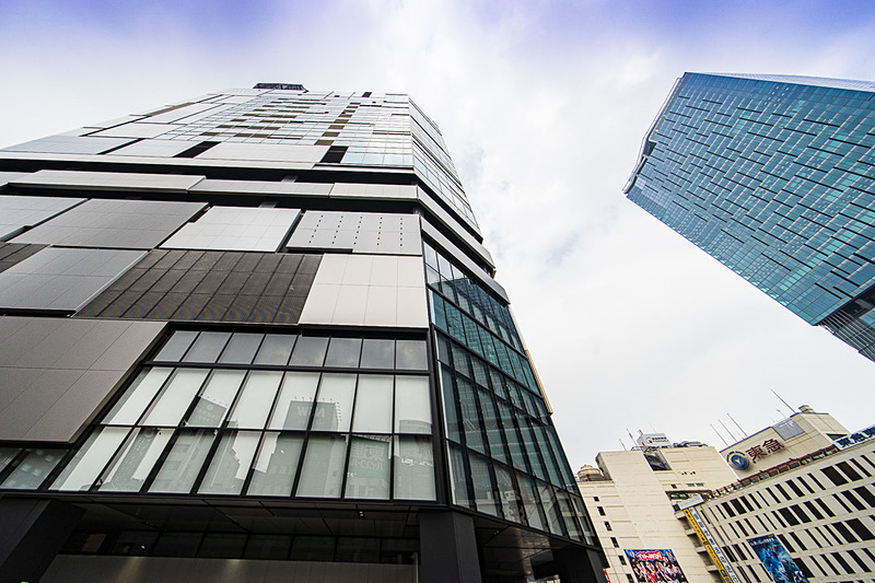 12月5日グランドオープンする新生「東急プラザ渋谷」が入る「渋谷フクラス」。右は渋谷駅と「渋谷スクランブルスクエア第I期（東棟）」。渋谷駅周辺は再開発プロジェクトが進んでいる