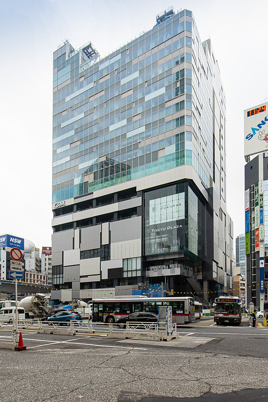 渋谷駅西口。モヤイ像のある方向から見る渋谷フクラス