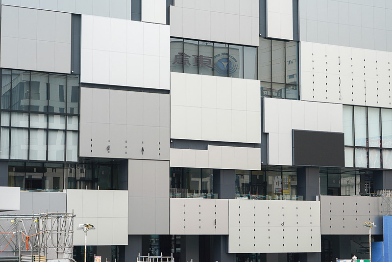 下層階のファサードがランダムな特徴的デザイン。一部旧東急プラザ渋谷の外壁を再利用している