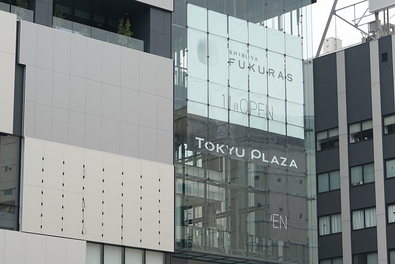 正面側にビル開業日の告知