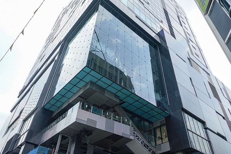 メインエントランスはアーバンコアとなっている